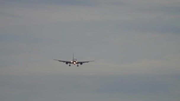 Passagierflugzeug vor der Landung am Morgen — Stockvideo