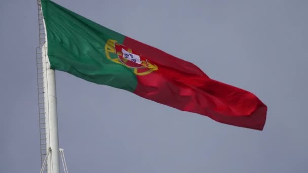 Portugalská vlajka ve větru, Lisabon, Portugalsko — Stock video
