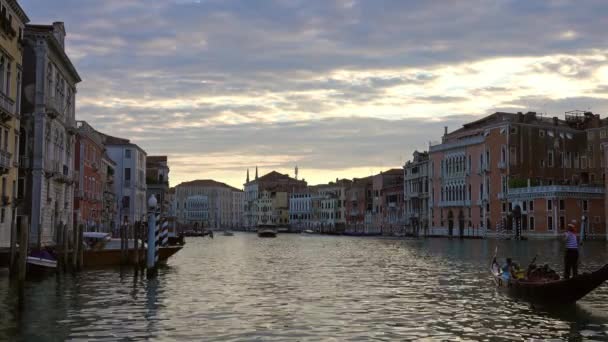 Gamla hus på Canal Grande i Venedig på kvällen — Stockvideo