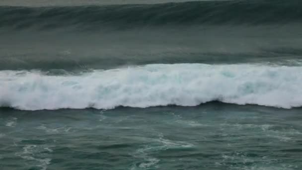 Krajina s atlantickými velkými vlnami v Portugalsku — Stock video