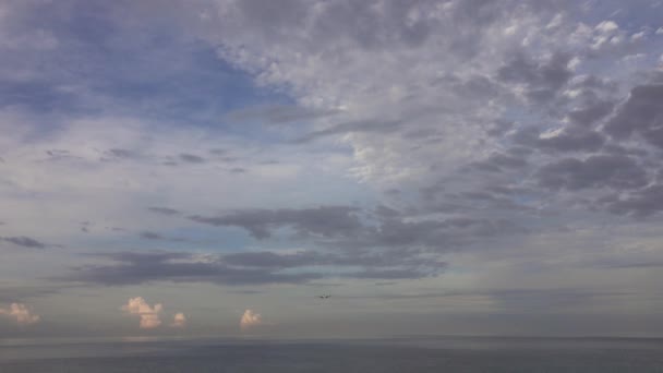 Пассажирский самолет перед посадкой над морем — стоковое видео
