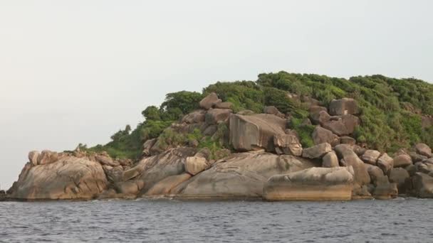 Batu dan batu di pulau Similan Thailand — Stok Video