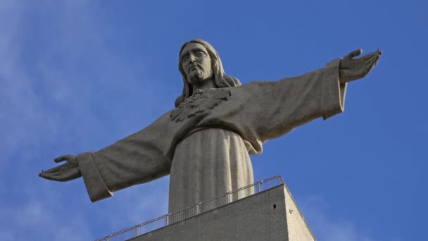 Statue du Christ Roi contre un ciel bleu avec des nuages — Video