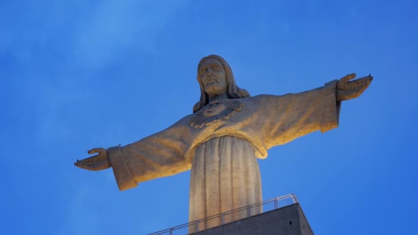 Статуя Христа Царя против голубого неба с облаками — стоковое видео