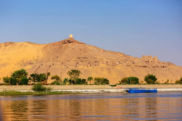Túmulos de Nobres montanha no Egito — Fotografia de Stock