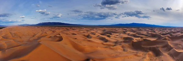 Песчаные дюны в пустыне Гоби на закате — стоковое фото