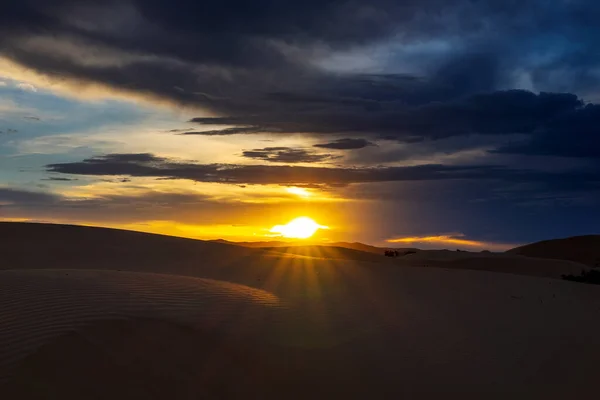 Δραματική ηλιοβασίλεμα στην έρημο — Φωτογραφία Αρχείου