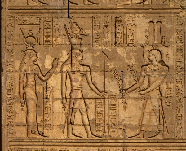 Hieroglyphen-Schnitzereien aus Ägypten an der Wand — Stockfoto