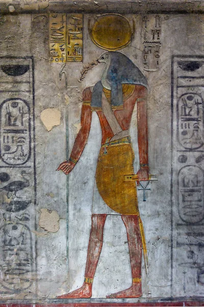 Starożytny Egipt Rzeźbienie Kolorowy Obraz Boga Horusa Ścianie Świątyni — Zdjęcie stockowe