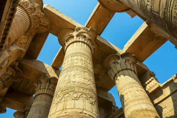 이집트 신전에 문자가 고대의 기둥들 — 스톡 사진