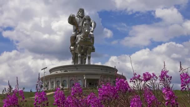 Estatua de Genghis Khan y flores — Vídeo de stock