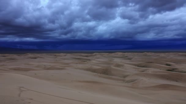 Gobi Çölü 'nde kum tepeleri ve fırtına bulutları. — Stok video