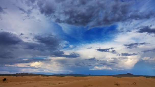Dunas de areia com nuvens ao pôr do sol no deserto de Gobi — Vídeo de Stock