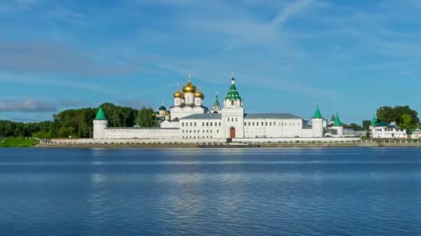 Ипатьевский монастырь в древнем городе Кострома — стоковое видео
