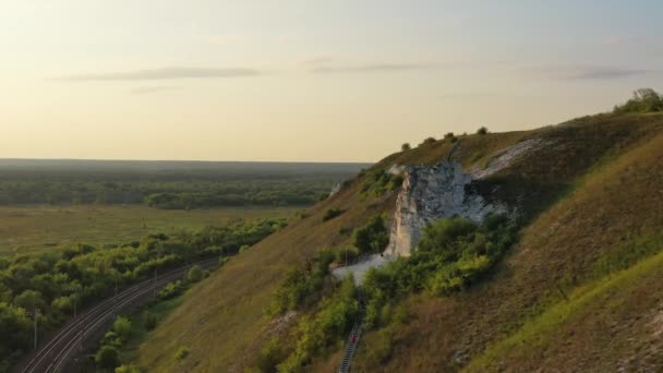 Coucher de soleil au-dessus de la vallée verte à Divnogorye — Video