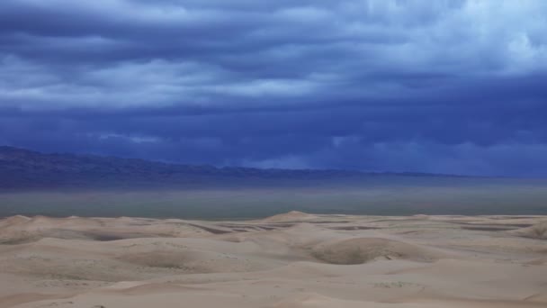 Gobi Çölü 'nde kum tepeleri ve fırtına bulutları. — Stok video