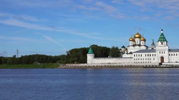 Mosteiro de Ipatievsky na cidade antiga Kostroma — Vídeo de Stock