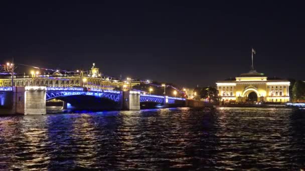 Puente del Palacio y Almirantazgo en San Petersburgo — Vídeos de Stock