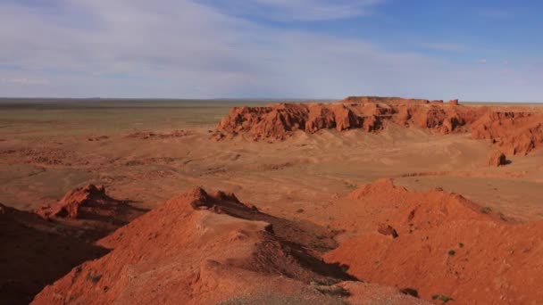 Bayanzag penhascos flamejantes ao pôr do sol na Mongólia — Vídeo de Stock