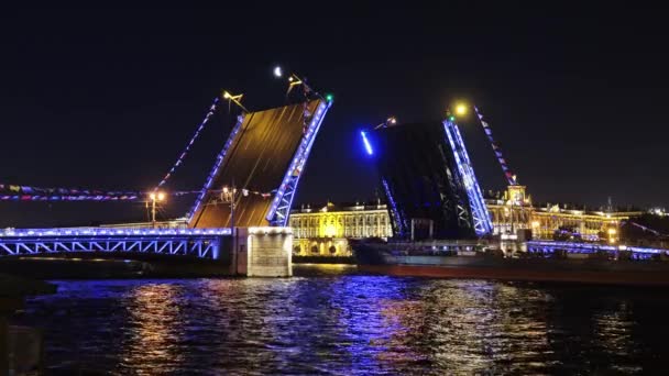 Puente Drawn Palace y buque de carga por la noche — Vídeos de Stock