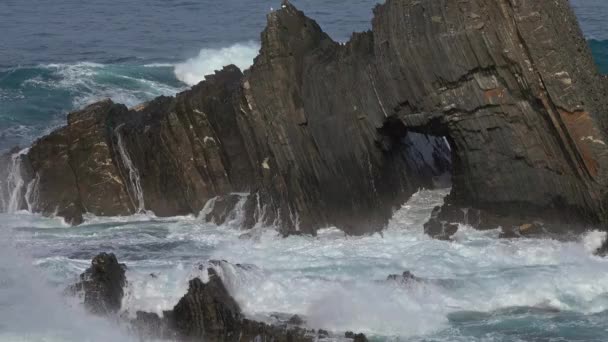 Θαλάσσια Κύματα Και Ηφαιστειακός Βράχος Τρύπα Στις Ακτές Της Πορτογαλίας — Αρχείο Βίντεο