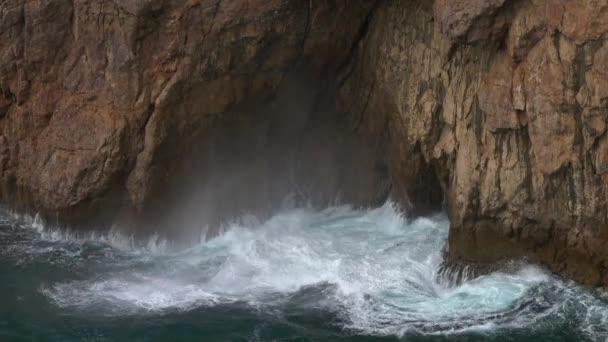 Las Olas Del Mar Entran Una Cueva Roca Forman Grandes — Vídeo de stock