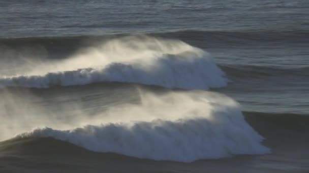 日落时在汹涌的海面上翻滚的巨大的泡沫波 — 图库视频影像