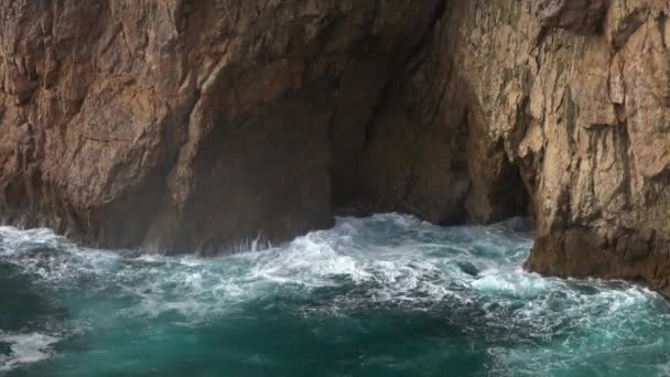Ondas Mar Entram Uma Caverna Rocha Formam Grandes Salpicos Água — Vídeo de Stock