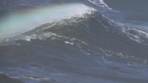 Grande Onda Espumosa Rolando Superfície Oceano Tempestuoso — Vídeo de Stock