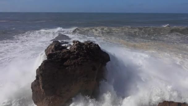 Ondas Altas Quebrando Nas Rochas Costa — Vídeo de Stock