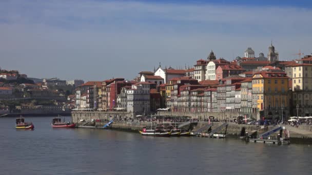 Barcos Río Duero Zona Ribeira Oporto Portugal — Vídeo de stock