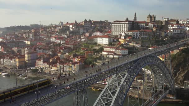 ポルトガルのポルト 4Kにあるドム ルイス ブリッジとドゥオーロ川の列車 — ストック動画