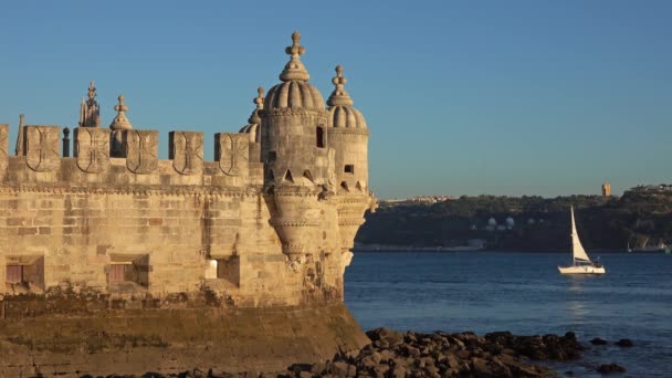 Belem Toren Jacht Taag Bij Zonsondergang Lissabon Portugal — Stockvideo