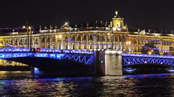 宮殿橋とボートサンクトペテルブルクのネヴァ川で夜 ロシア — ストック動画