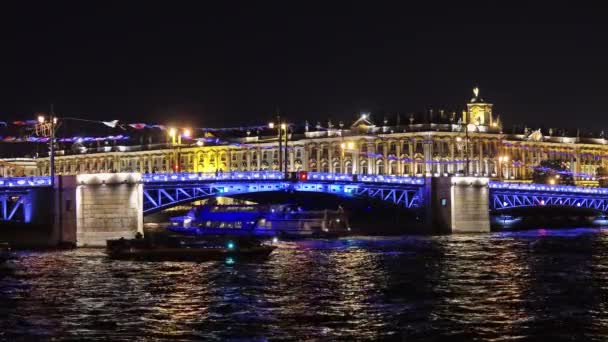 Palastbrücke Und Boote Auf Der Newa Petersburg Bei Nacht Russland — Stockvideo