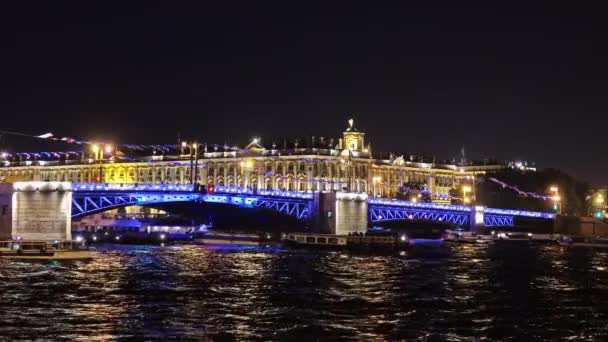 Palastbrücke Und Boote Auf Der Newa Petersburg Bei Nacht Russland — Stockvideo