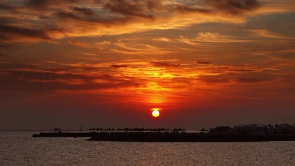 Курортний Пляж Парасолькою Красивим Схід Сонця — стокове відео