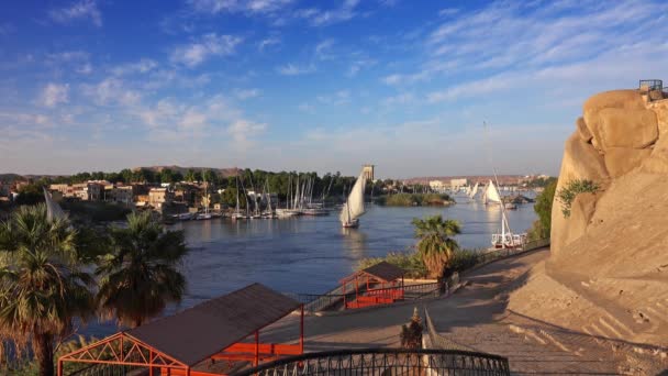 エジプトのサンセットでアスワンのナイル川にフェルーカ船と美しい風景4K — ストック動画