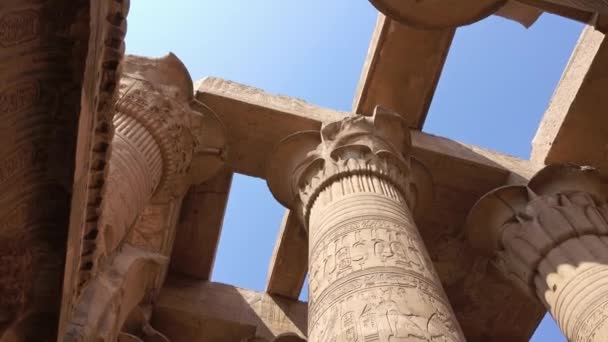 Pilares Antiguos Con Jeroglíficos Templo Kom Ombo Egipto — Vídeo de stock