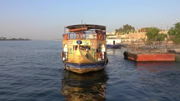 ナイル川 ルクソール エジプト 4Kの公共フェリー — ストック動画