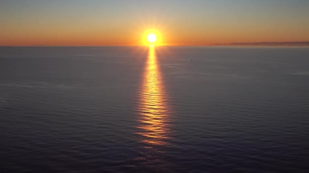 Schönheitslandschaft Mit Sonnenuntergang Über Dem Meer — Stockvideo