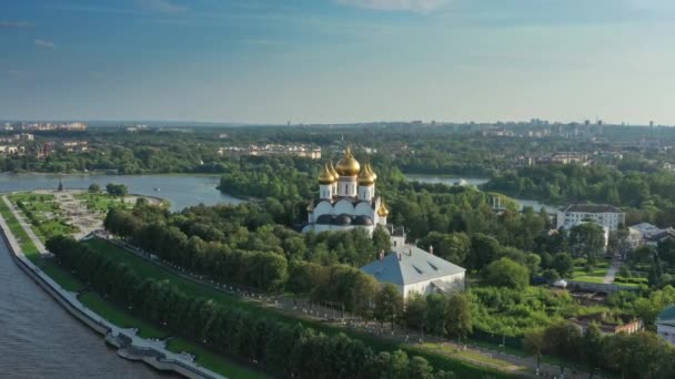 ヤロスラヴルの仮定大聖堂の空中ビュー 公園Strelkaとヴォルガ川 ロシア — ストック動画