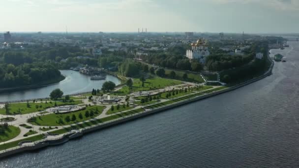 ヤロスラヴル市内中心部 ロシア 4Kの公園StrelkaとVolga川の空中ビュー — ストック動画