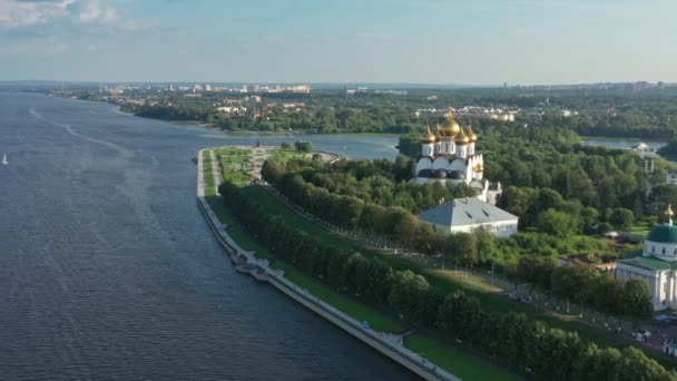 Luchtfoto Van Hemelvaart Kathedraal Yaroslavl Park Strelka Wolga Rivier Rusland — Stockvideo