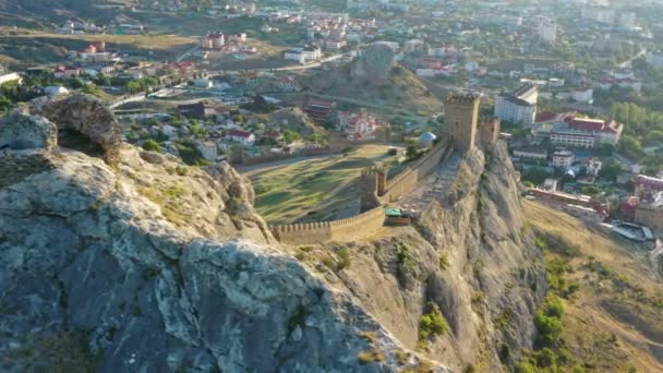スダク クリミア 4Kの古代ジェノヴァ要塞の眺めの周りの空中 — ストック動画