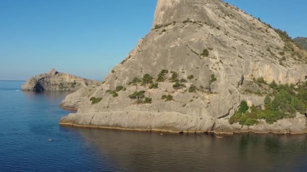 自然界のランドマークの山々や岩 新しい光 スダック クリミア 4Kのビューの周りの空中 — ストック動画