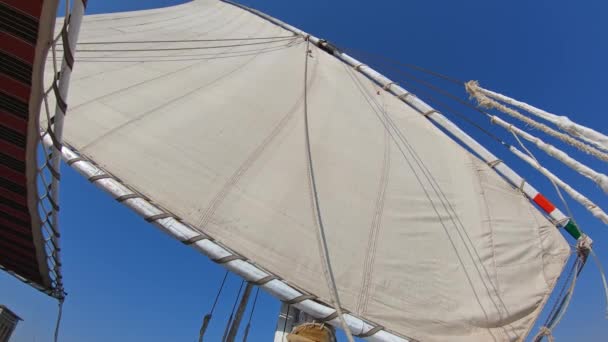 Vista Desde Abajo Vela Blanca Barco Felucca Egipto — Vídeos de Stock