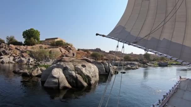 Utsikt Från Egyptisk Felucca Båt Som Seglar Längs Nilfloden Aswan — Stockvideo