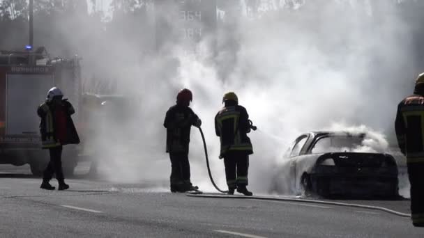 Leiria Portugal Circa Feb 2019 소방관들 도로에서 불타는 — 비디오