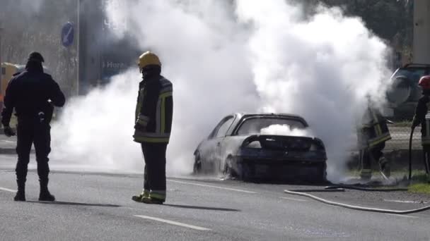 Leiria Πορτογαλια Circa Φεβρουαριοσ 2019 Πυροσβέστες Σβήνουν Φλεγόμενο Αυτοκίνητο Στο — Αρχείο Βίντεο